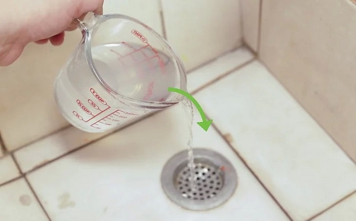 Cách thông cống bằng nước muối