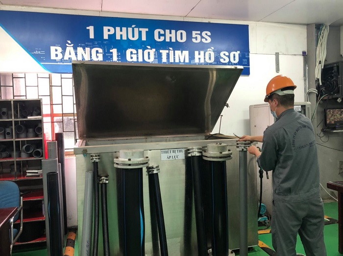 Nhân viên KCS tiến hành kiểm tra chất lượng sản phẩm