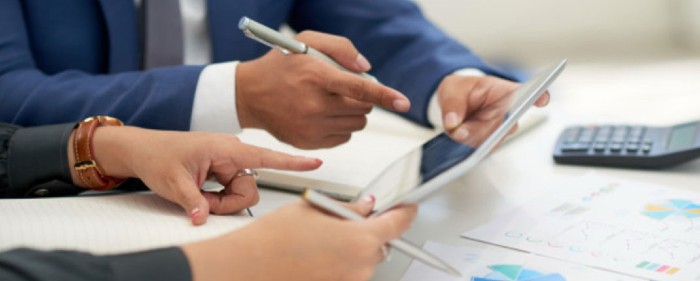 Nhân viên Thuận Phát đang tư vấn bán hàng theo nhu cầu của khách hàng