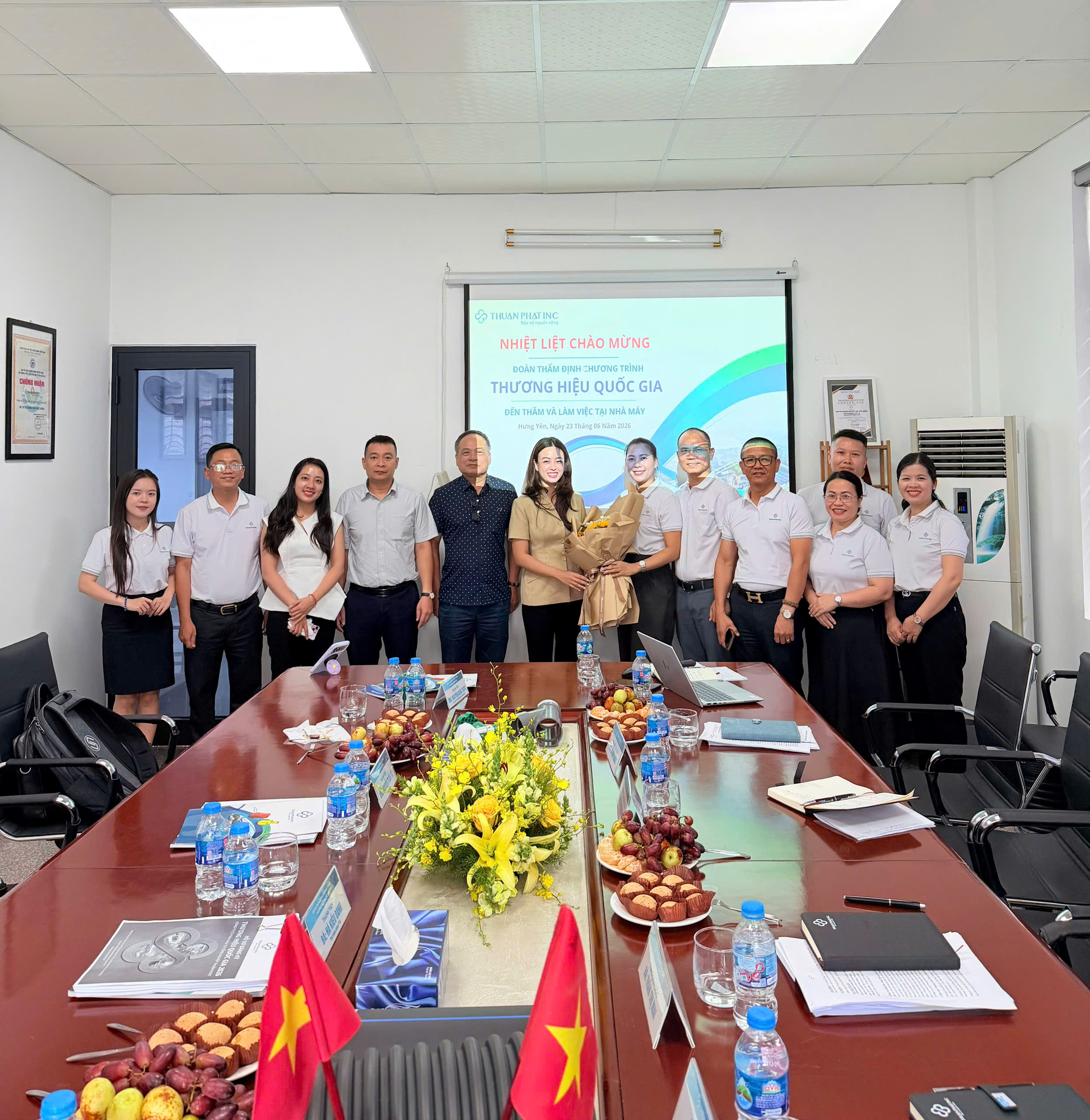 Chuyên gia Quacert thăm quan xưởng sản xuất